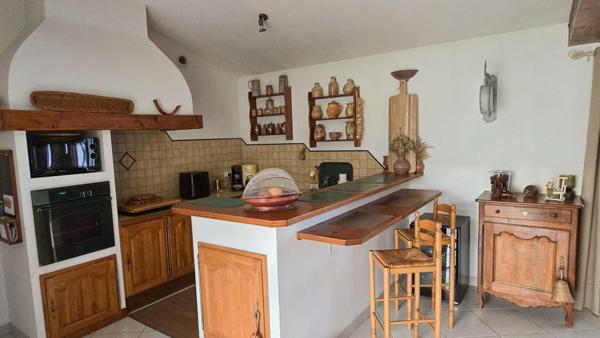 Maison  plain-pied 150 m2  parfaitement entretenue/  3 chambres  / 2 SDB  / dépendances