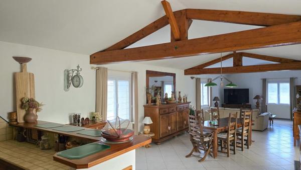 Maison  plain-pied 150 m2  parfaitement entretenue/  3 chambres  / 2 SDB  / dépendances