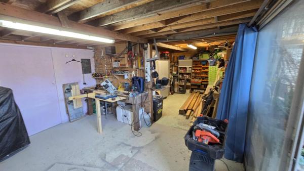 Maison  plain-pied 150 m2  parfaitement entretenue/  3 chambres  / 2 SDB  / dépendances