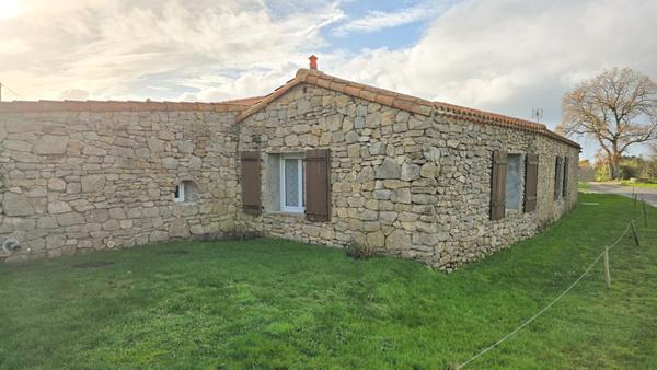 Maison  plain-pied 150 m2  parfaitement entretenue/  3 chambres  / 2 SDB  / dépendances