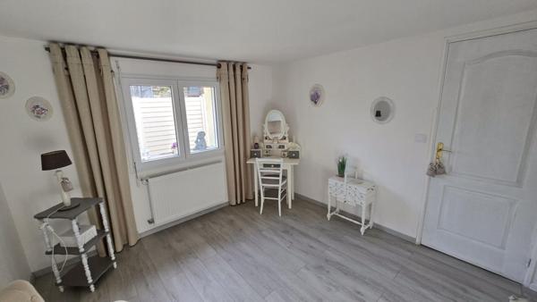 Maison  plain-pied 150 m2  parfaitement entretenue/  3 chambres  / 2 SDB  / dépendances