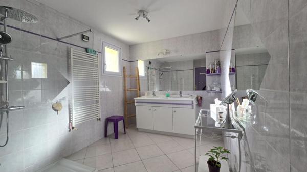 Maison  plain-pied 150 m2  parfaitement entretenue/  3 chambres  / 2 SDB  / dépendances