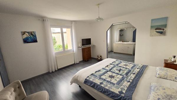 Maison  plain-pied 150 m2  parfaitement entretenue/  3 chambres  / 2 SDB  / dépendances