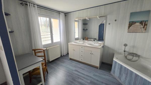 Maison  plain-pied 150 m2  parfaitement entretenue/  3 chambres  / 2 SDB  / dépendances