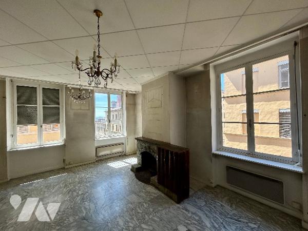 RUE DES TABLES CLAUDIENNES
Un appartement lumineux au 4e étage de l'immeuble. Exposition Sud-Ouest.