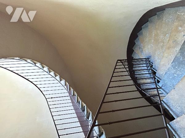 RUE DES TABLES CLAUDIENNES
Un appartement lumineux au 4e étage de l'immeuble. Exposition Sud-Ouest.