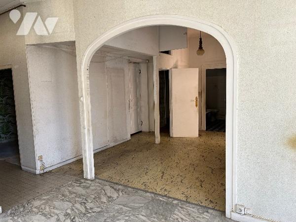 RUE DES TABLES CLAUDIENNES
Un appartement lumineux au 4e étage de l'immeuble. Exposition Sud-Ouest.