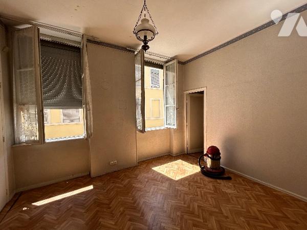 RUE DES TABLES CLAUDIENNES
Un appartement lumineux au 4e étage de l'immeuble. Exposition Sud-Ouest.