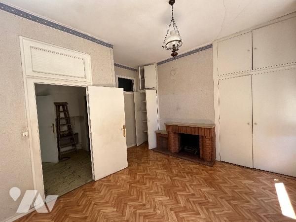 RUE DES TABLES CLAUDIENNES
Un appartement lumineux au 4e étage de l'immeuble. Exposition Sud-Ouest.