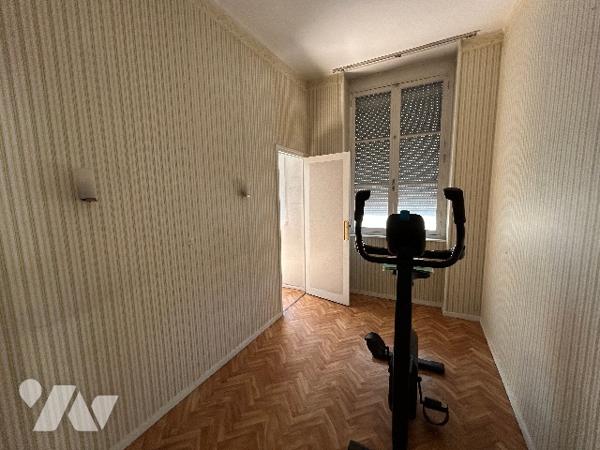 RUE DES TABLES CLAUDIENNES
Un appartement lumineux au 4e étage de l'immeuble. Exposition Sud-Ouest.