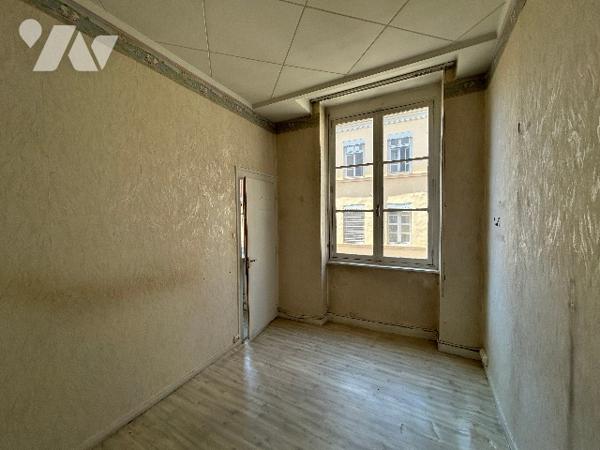 RUE DES TABLES CLAUDIENNES
Un appartement lumineux au 4e étage de l'immeuble. Exposition Sud-Ouest.