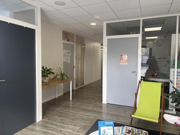 À VENDRE - INVESTISSEUR : 2 lots de bureaux loués au 2ème étage d'un immeuble construit en 2016, dans une zone commerciale et tertiaire à Saint-Just-Saint-Rambert (proximité A72)