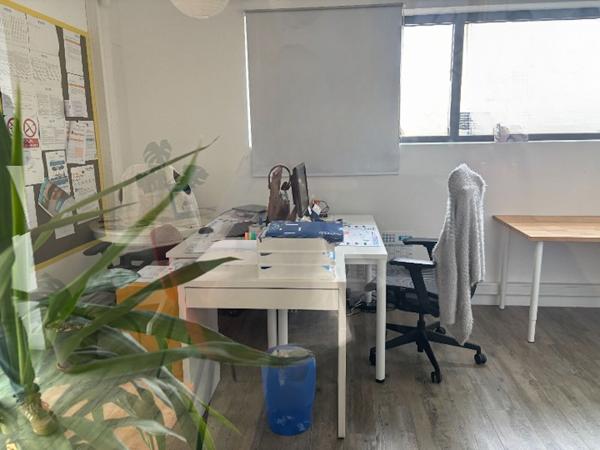À VENDRE - INVESTISSEUR : 2 lots de bureaux loués au 2ème étage d'un immeuble construit en 2016, dans une zone commerciale et tertiaire à Saint-Just-Saint-Rambert (proximité A72)