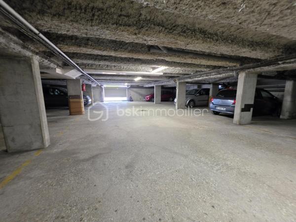 Vue dégagée sur le parc départemental Georges-Valbon, avenue Ambroise Croizat, très bel appartement 2 pièces de 47m² avec ses 2 balcons (11m² en tout) plein OUEST sans vis-à-vis. Situé au 2ème étage avec ascenseur dans une résidence entretenue édifiée en 1993. Parking et cave en sous-sol. Local vélo.
A 12 min de la gare RER B Le Bourget, des futures gare de métro ligne 16 et 17, du tramway T11; et à 30 min de la gare Paris - Gare du Nord.

LES ATOUTS DU BIEN
• Nettoyage façade neuf
• Vue dégagée sans vis-à-vis
• Diagnostics énergétiques performants (DPE D)
• AUCUN TRAVAUX A PREVOIR

AGENCEMENT
• Entrée avec placard (5,50m²)
• Séjour avec 2 balcons (21m²)
• Cuisine aménagée fermée (6m²) possibilité de l'ouvrir
• Chambre (11m²)
• Salle de bains
• WC séparés

INFORMATIONS TECHNIQUES
• Chauffage électrique avec radiateurs récents
• Double vitrage PVC avec volets roulants neuf
• Isolation intérieure

INFORMATIONS FINANCIERES
• Charges de copropriété : 86 € / mois (soit 1032 € / an comprenant eau froide, fond travaux, parties communes, syndic, etc)
• Taxe foncière : 1200 €

COPROPRIETE
• Immeuble de 48 lots principaux
• Pas de procédure en cours
• Nombre de lots annoncés : 3

Offrez-vous ce coin de paradis aux portes de Paris, avec toutes les commodités à pied !

Ludovic MOREL
Votre Partenaire Immobilier
Depuis 2010

•••