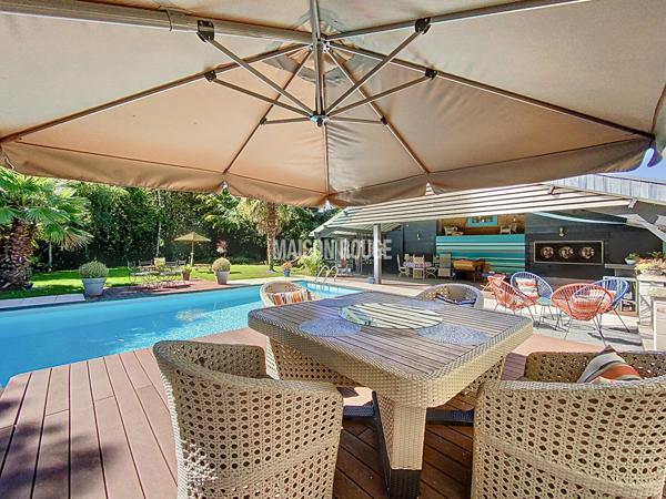 DOL-DE-BRETAGNE - Rare propriété avec piscine et terrain constructible en centre-ville