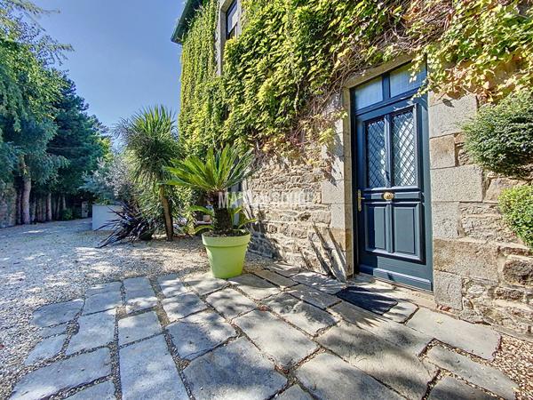 DOL-DE-BRETAGNE - Rare propriété avec piscine et terrain constructible en centre-ville
