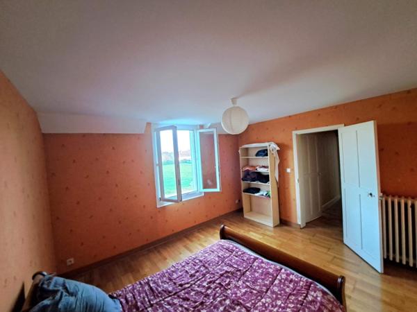 Maison ancienne T4bis avec beau terrain à LA RIVIERE DE CORPS