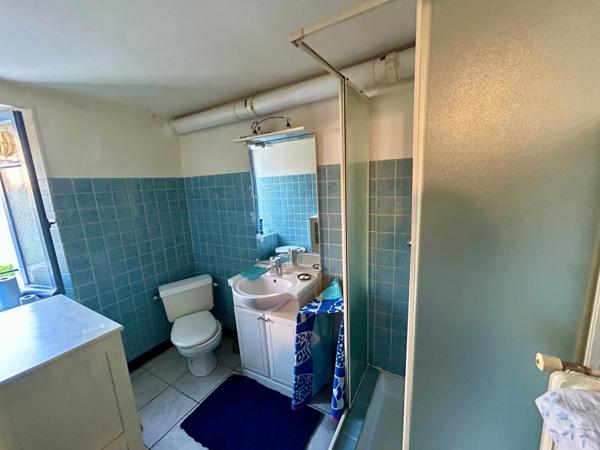 Maison à Labrespy 2 chambres, garage 30m2, Jardin non attenant, deux dépendances.