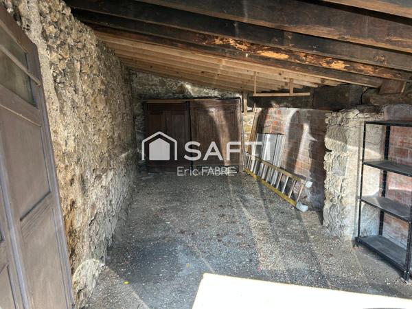 Maison à Labrespy 2 chambres, garage 30m2, Jardin non attenant, deux dépendances.