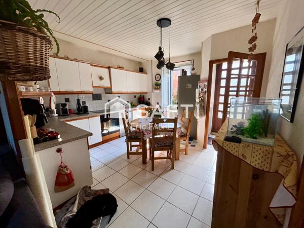 Maison à Labrespy 2 chambres, garage 30m2, Jardin non attenant, deux dépendances.