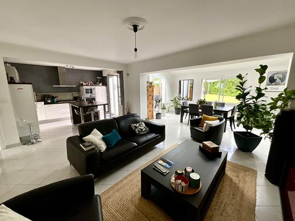 Orvault Grand Val : En vente, maison de 139 m², 4 chambres, baignée de lumière, cuisine A/E, jardin intime, proche tramway.