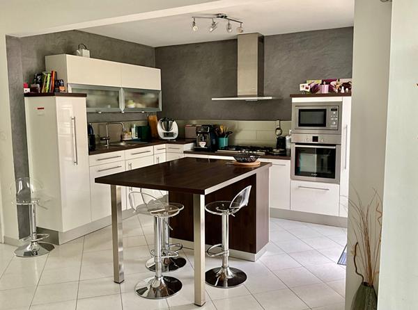 Orvault Grand Val : En vente, maison de 139 m², 4 chambres, baignée de lumière, cuisine A/E, jardin intime, proche tramway.