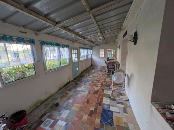 PLOURAY ENSEMBLE DE 2 MAISONS DE PLAIN PIED 110 M² GARAGE ATTENANT ET DEPENDANCE PARCELLE CLOTUREE AVEC PUITS DE 697M²
