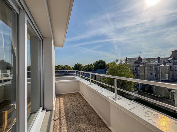A vendre - ANGERS : Duplex au dernier étage de 3 chambres à Angers, avec garage fermé, balcon, cave secteur Lafayette/gare.