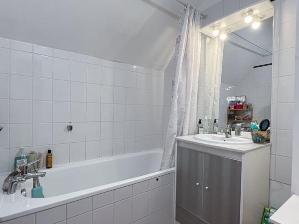 A vendre - ANGERS : Duplex au dernier étage de 3 chambres à Angers, avec garage fermé, balcon, cave secteur Lafayette/gare.