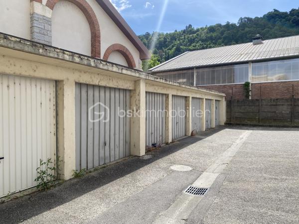📍 Vienne – Rue Vimaine

Dans la cour d'une résidence sécurisée, découvrez ce box fermé idéal pour stationner votre véhicule ou bénéficier d’un espace de stockage supplémentaire.

✅ Box individuel et fermé
🔒 Résidence sécurisée par une barrière.
📍 Emplacement pratique, Rue Vimaine à Vienne
🚗 Idéal pour protéger votre véhicule ou stocker vos affaires en toute tranquillité

Dimensions: 5,34m x 2,5m x Ht 2,24
Dimensions porte: 2,30m x Ht 1,90m

Que vous soyez propriétaire d’un véhicule, résident du secteur ou à la recherche d’un espace de stockage sécurisé, ce box constitue une solution pratique et facile d’accès.

📩 Pour plus d’informations ou pour organiser une visite, contactez-moi.