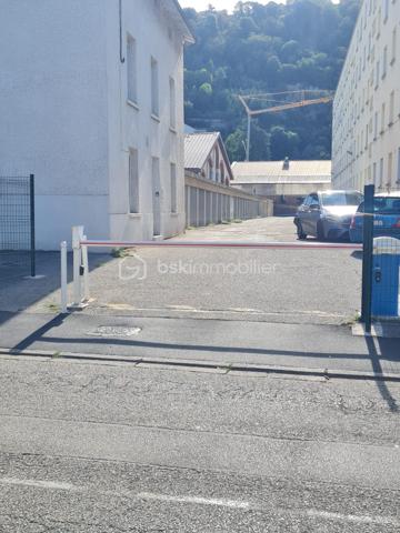 📍 Vienne – Rue Vimaine

Dans la cour d'une résidence sécurisée, découvrez ce box fermé idéal pour stationner votre véhicule ou bénéficier d’un espace de stockage supplémentaire.

✅ Box individuel et fermé
🔒 Résidence sécurisée par une barrière.
📍 Emplacement pratique, Rue Vimaine à Vienne
🚗 Idéal pour protéger votre véhicule ou stocker vos affaires en toute tranquillité

Dimensions: 5,34m x 2,5m x Ht 2,24
Dimensions porte: 2,30m x Ht 1,90m

Que vous soyez propriétaire d’un véhicule, résident du secteur ou à la recherche d’un espace de stockage sécurisé, ce box constitue une solution pratique et facile d’accès.

📩 Pour plus d’informations ou pour organiser une visite, contactez-moi.