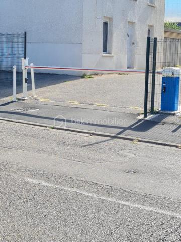 📍 Vienne – Rue Vimaine

Dans la cour d'une résidence sécurisée, découvrez ce box fermé idéal pour stationner votre véhicule ou bénéficier d’un espace de stockage supplémentaire.

✅ Box individuel et fermé
🔒 Résidence sécurisée par une barrière.
📍 Emplacement pratique, Rue Vimaine à Vienne
🚗 Idéal pour protéger votre véhicule ou stocker vos affaires en toute tranquillité

Dimensions: 5,34m x 2,5m x Ht 2,24
Dimensions porte: 2,30m x Ht 1,90m

Que vous soyez propriétaire d’un véhicule, résident du secteur ou à la recherche d’un espace de stockage sécurisé, ce box constitue une solution pratique et facile d’accès.

📩 Pour plus d’informations ou pour organiser une visite, contactez-moi.
