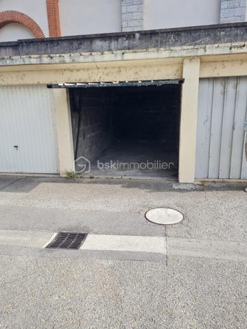 📍 Vienne – Rue Vimaine

Dans la cour d'une résidence sécurisée, découvrez ce box fermé idéal pour stationner votre véhicule ou bénéficier d’un espace de stockage supplémentaire.

✅ Box individuel et fermé
🔒 Résidence sécurisée par une barrière.
📍 Emplacement pratique, Rue Vimaine à Vienne
🚗 Idéal pour protéger votre véhicule ou stocker vos affaires en toute tranquillité

Dimensions: 5,34m x 2,5m x Ht 2,24
Dimensions porte: 2,30m x Ht 1,90m

Que vous soyez propriétaire d’un véhicule, résident du secteur ou à la recherche d’un espace de stockage sécurisé, ce box constitue une solution pratique et facile d’accès.

📩 Pour plus d’informations ou pour organiser une visite, contactez-moi.