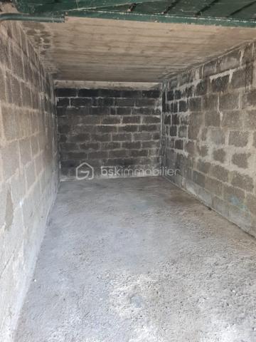 📍 Vienne – Rue Vimaine

Dans la cour d'une résidence sécurisée, découvrez ce box fermé idéal pour stationner votre véhicule ou bénéficier d’un espace de stockage supplémentaire.

✅ Box individuel et fermé
🔒 Résidence sécurisée par une barrière.
📍 Emplacement pratique, Rue Vimaine à Vienne
🚗 Idéal pour protéger votre véhicule ou stocker vos affaires en toute tranquillité

Dimensions: 5,34m x 2,5m x Ht 2,24
Dimensions porte: 2,30m x Ht 1,90m

Que vous soyez propriétaire d’un véhicule, résident du secteur ou à la recherche d’un espace de stockage sécurisé, ce box constitue une solution pratique et facile d’accès.

📩 Pour plus d’informations ou pour organiser une visite, contactez-moi.