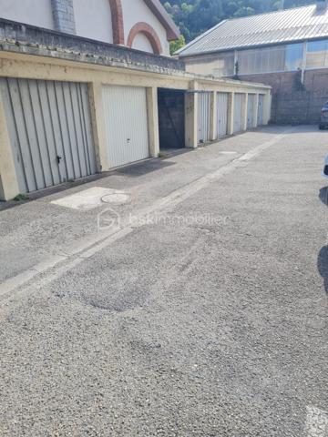 📍 Vienne – Rue Vimaine

Dans la cour d'une résidence sécurisée, découvrez ce box fermé idéal pour stationner votre véhicule ou bénéficier d’un espace de stockage supplémentaire.

✅ Box individuel et fermé
🔒 Résidence sécurisée par une barrière.
📍 Emplacement pratique, Rue Vimaine à Vienne
🚗 Idéal pour protéger votre véhicule ou stocker vos affaires en toute tranquillité

Dimensions: 5,34m x 2,5m x Ht 2,24
Dimensions porte: 2,30m x Ht 1,90m

Que vous soyez propriétaire d’un véhicule, résident du secteur ou à la recherche d’un espace de stockage sécurisé, ce box constitue une solution pratique et facile d’accès.

📩 Pour plus d’informations ou pour organiser une visite, contactez-moi.