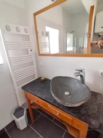 BELLE RENOVATION EN PIERRE ET POUTRES APPARENTES