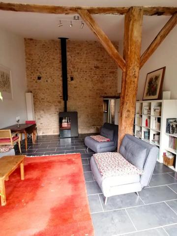 BELLE RENOVATION EN PIERRE ET POUTRES APPARENTES