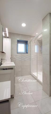 LE ROUSSET-MARIZY Ancien corps de ferme en pierre, avec piscine, sur terrain de 2 000 m² environ