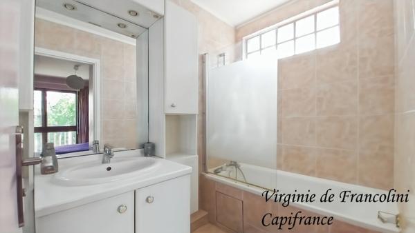 Montreuil-A vendre appartement 2 P-Balcon filant-4ème étage-Ascenseur-5mn métro Mairie de Montreuil-Lumineux-Calme