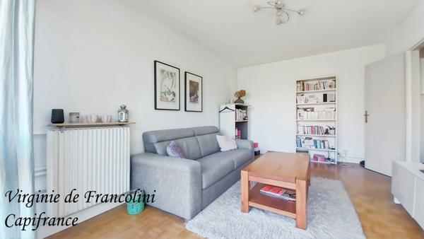 Montreuil-A vendre appartement 2 P-Balcon filant-4ème étage-Ascenseur-5mn métro Mairie de Montreuil-Lumineux-Calme