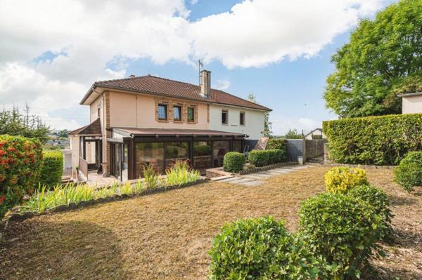 Maison familiale avec terrasse et jardin