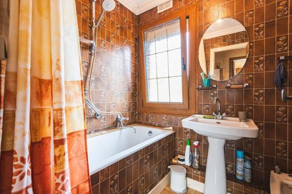 Maison familiale avec terrasse et jardin