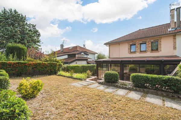 Maison familiale avec terrasse et jardin
