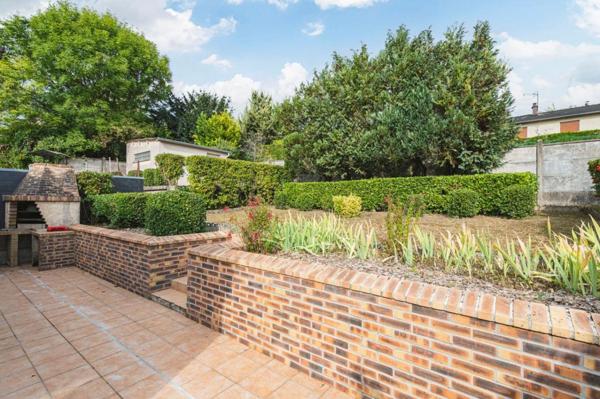Maison familiale avec terrasse et jardin