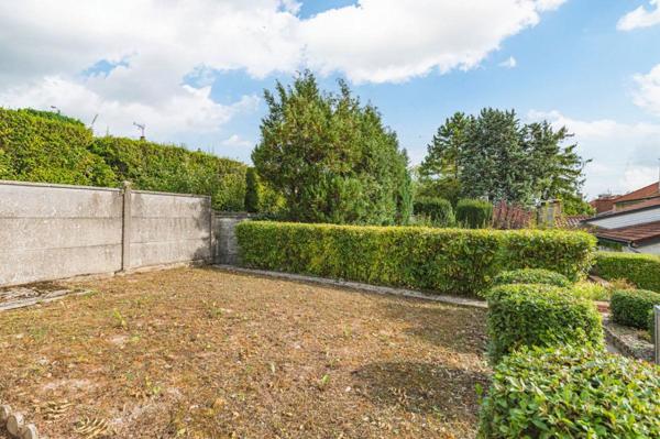 Maison familiale avec terrasse et jardin