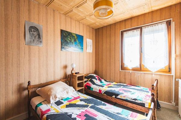 Maison familiale avec terrasse et jardin