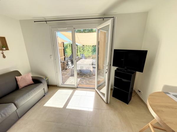 Bormes-les-Mimosas (83230) T2 rénové avec grande terrasse – Piscine – Parking