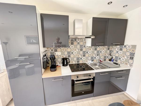 Bormes-les-Mimosas (83230) T2 rénové avec grande terrasse – Piscine – Parking