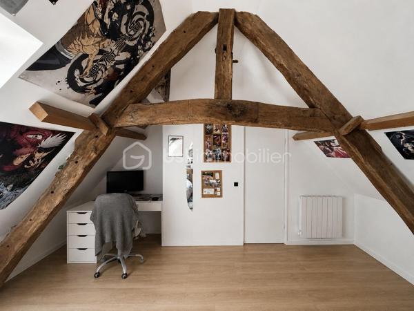 Située à Esson, à 3 min de la dynamique ville de Thury-Harcourt, en plein coeur de la Suisse Normande, cette maison ancienne séduira les amoureux de la pierre et de l'authenticité. Développant 108m2 habitables et environ 130m2 au sol, elle est idéale pour une vie de famille. 

En rez-de-chaussée, vous trouverez une grande cuisine dinatoire de 21m2 environ et une pièce à vivre avec cheminée de plus de 30m2. Les ouvertures côté Sud confèrent à ces deux pièces une belle luminosité. 
Au niveau 1, en rez-de-jardin, un couloir parqueté dessert une grande chambre très lumineuse équipée de placards intégrés, rénovée avec goût et pleine de cachet, une salle de bain avec baignoire et buanderie, des WC indépendants. A ce niveau, une porte vous permet d'accéder au jardin situé derrière la maison et à une terrasse couverte. 
Par un demi-palier, vous accéderez à une deuxième grande chambre de plus de 14m2 habitables . 
Au dernier niveau, sous combles, une très jolie chambre pleine de charme, offrant une magnifique vue sur la campagne et bientôt dotée de sa propre salle d'eau avec WC !! 
Vous l'aurez compris, cette maison allie à merveille le charme de l'ancien et les équipements modernes ; les panneaux photovoltaïques et le chauffe-eau thermodynamique garantissent une économie d'énergie significative. Les menuiseries en PVC double vitrage à isolation renforcée ainsi que les volets roulants offrent, quant à eux, un confort moderne à cette maison. 

A l'extérieur, plusieurs parcelles permettent de laisser libre court à vos futurs projets. En effet, derrière la maison, sans aucun vis à vis, vous jouirez d'un jardin d'environ 400m2 avec grand abris de jardin sur dalle  béton . En face de la maison, plusieurs parcelles pour une contenance totale de 541m2. 

Les atouts de ce bien : 
- Cachet et charme de l'ancien 
- Equipements ( chauffe-eau thermodynamique, panneaux solaires, menuiseries PVC, volets roulants)
- A quelques minutes des commerces et écoles , 25 min de Caen 
- Suite parentale au niveau 2 
- Au calme, en impasse 

Quelques travaux de finitions et d'embellissement de la façade sont à prévoir pour redonner tout son cachet à cette jolie maison du XIXème, nous vous proposons quelques suggestions afin de mieux vous projeter.