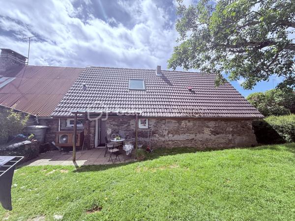 Située à Esson, à 3 min de la dynamique ville de Thury-Harcourt, en plein coeur de la Suisse Normande, cette maison ancienne séduira les amoureux de la pierre et de l'authenticité. Développant 108m2 habitables et environ 130m2 au sol, elle est idéale pour une vie de famille. 

En rez-de-chaussée, vous trouverez une grande cuisine dinatoire de 21m2 environ et une pièce à vivre avec cheminée de plus de 30m2. Les ouvertures côté Sud confèrent à ces deux pièces une belle luminosité. 
Au niveau 1, en rez-de-jardin, un couloir parqueté dessert une grande chambre très lumineuse équipée de placards intégrés, rénovée avec goût et pleine de cachet, une salle de bain avec baignoire et buanderie, des WC indépendants. A ce niveau, une porte vous permet d'accéder au jardin situé derrière la maison et à une terrasse couverte. 
Par un demi-palier, vous accéderez à une deuxième grande chambre de plus de 14m2 habitables . 
Au dernier niveau, sous combles, une très jolie chambre pleine de charme, offrant une magnifique vue sur la campagne et bientôt dotée de sa propre salle d'eau avec WC !! 
Vous l'aurez compris, cette maison allie à merveille le charme de l'ancien et les équipements modernes ; les panneaux photovoltaïques et le chauffe-eau thermodynamique garantissent une économie d'énergie significative. Les menuiseries en PVC double vitrage à isolation renforcée ainsi que les volets roulants offrent, quant à eux, un confort moderne à cette maison. 

A l'extérieur, plusieurs parcelles permettent de laisser libre court à vos futurs projets. En effet, derrière la maison, sans aucun vis à vis, vous jouirez d'un jardin d'environ 400m2 avec grand abris de jardin sur dalle  béton . En face de la maison, plusieurs parcelles pour une contenance totale de 541m2. 

Les atouts de ce bien : 
- Cachet et charme de l'ancien 
- Equipements ( chauffe-eau thermodynamique, panneaux solaires, menuiseries PVC, volets roulants)
- A quelques minutes des commerces et écoles , 25 min de Caen 
- Suite parentale au niveau 2 
- Au calme, en impasse 

Quelques travaux de finitions et d'embellissement de la façade sont à prévoir pour redonner tout son cachet à cette jolie maison du XIXème, nous vous proposons quelques suggestions afin de mieux vous projeter.